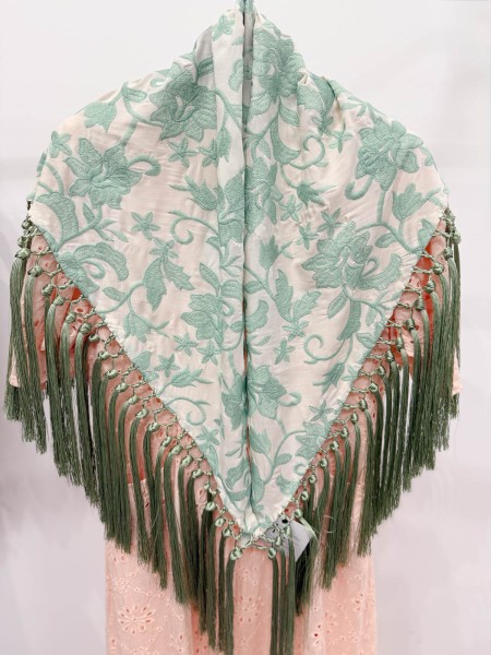 MANTÓN VERDE BORDADO EN VERDE AGUA