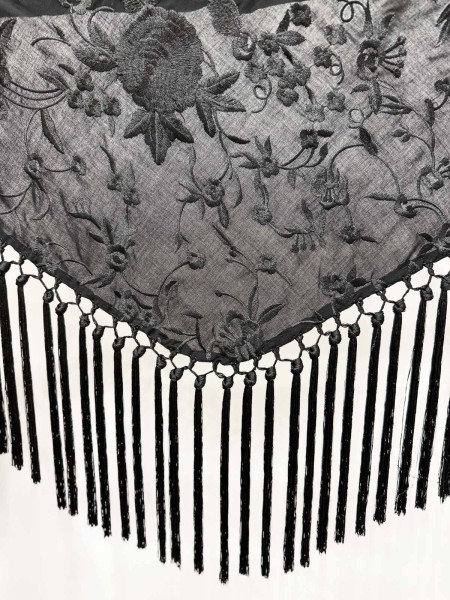 MANTON NEGRO BORDADO EN NEGRO