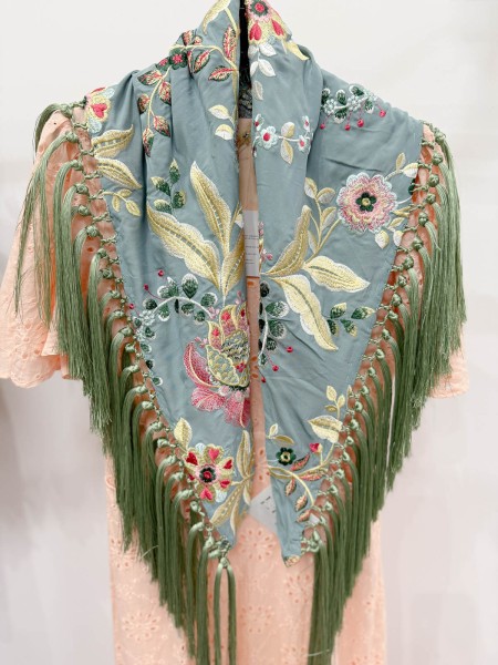 MANTON VERDE SECO BORDADO EN COLORES