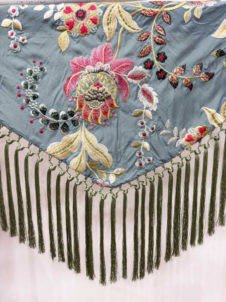 MANTON VERDE SECO BORDADO EN COLORES 2