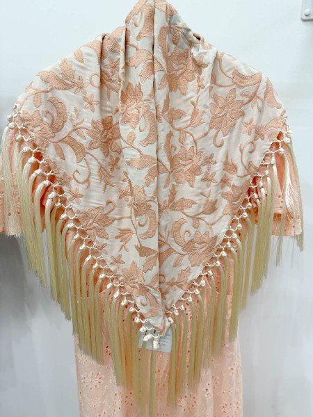 MANTON BEIGE BORDADO EN SALMÓN 2