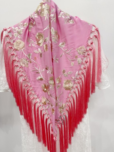 MANTÓN ROSA BEBÉ BORDADO EN BEIGE