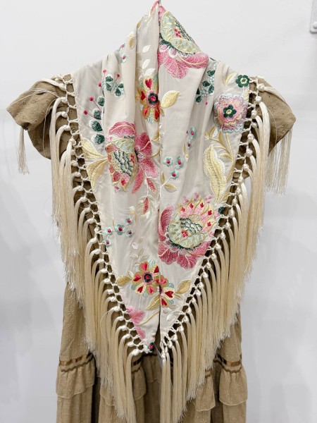 MANTÓN BEIGE BORDADO EN COLORINES