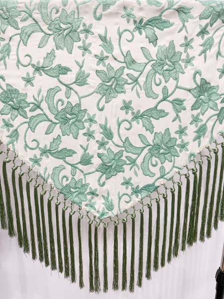 MANTÓN VERDE BORDADO EN VERDE AGUA 2