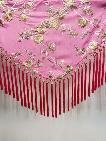 MANTÓN ROSA BEBÉ BORDADO EN BEIGE 2