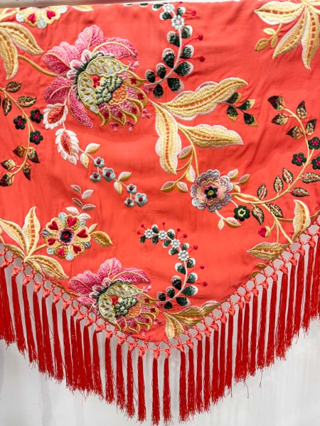 MANTON CORAL BORDADO EN COLORINES