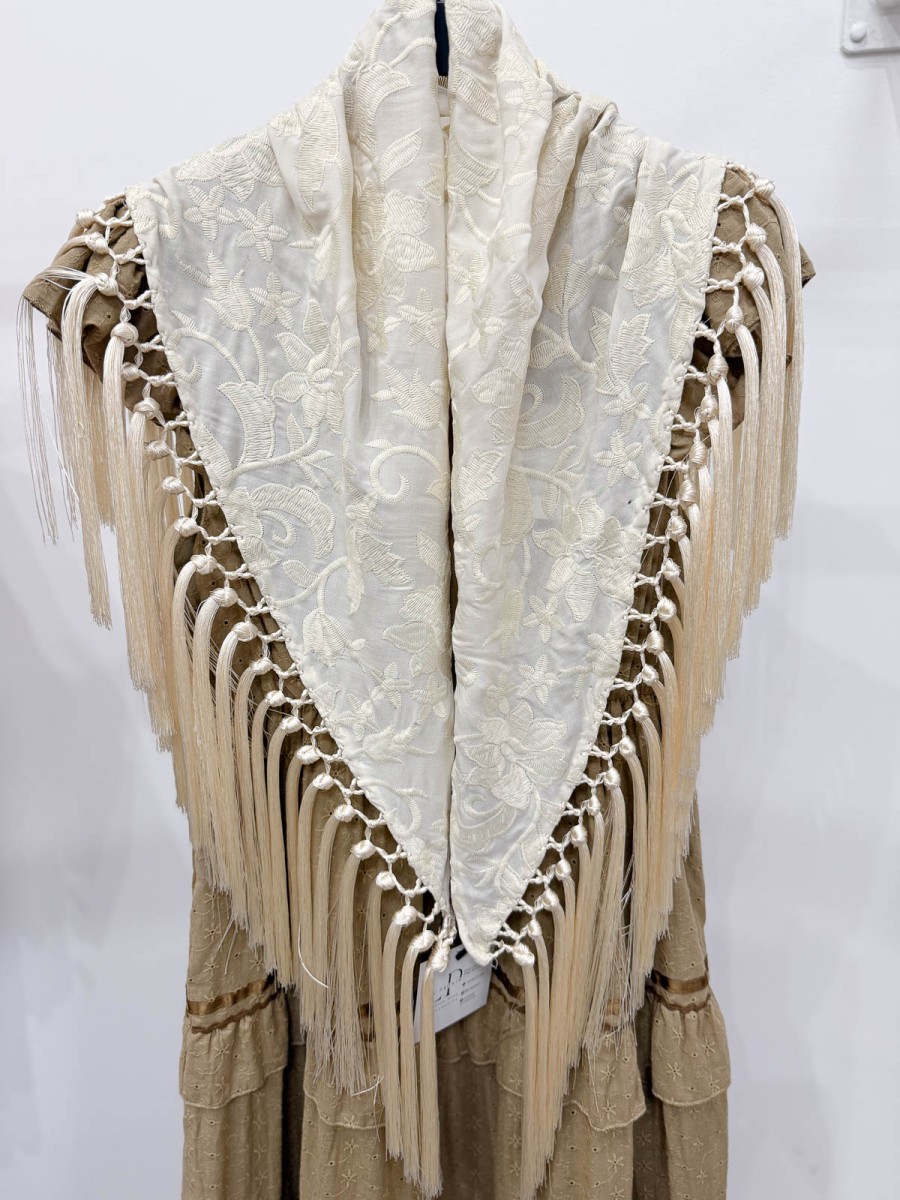 MANTON BEIGE BORDADO EN BEIGE