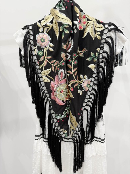 MANTON NEGRO BORDADO EN COLORES ROSACEOS 2