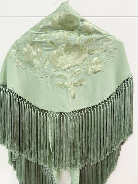 MANTON VERDE BEBÉ BORDADO AL TONO