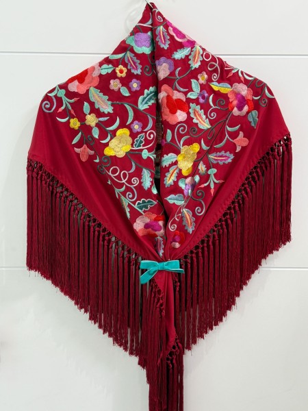 MANTÓN ROJO BORDADO EN COLORES 2