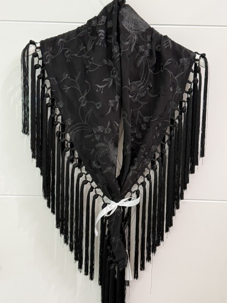 MANTON NEGRO BORDADO EN NEGRO 2