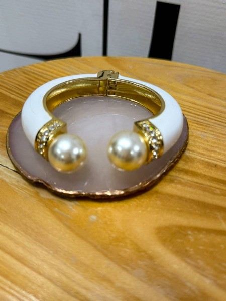 PULSERA RIGIDA BLANCA PERLA