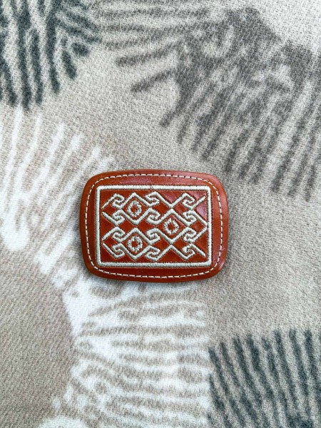 HEBILLA CUADRADA DE PIEL BORDADA