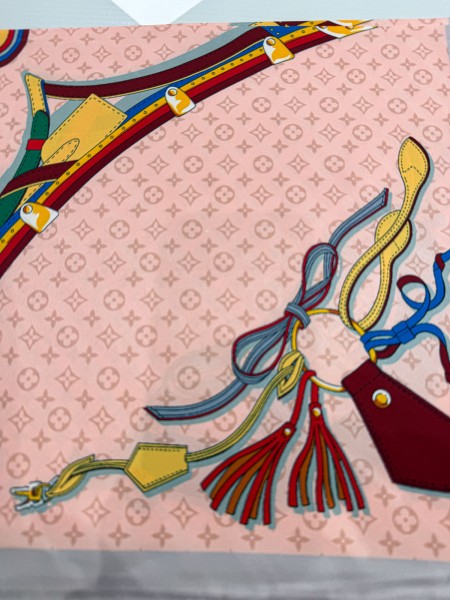 PAÑUELO SEDA LLAVES SALMÓN