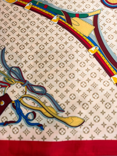 PAÑUELO SEDA LLAVES BEIGE Y ROJO