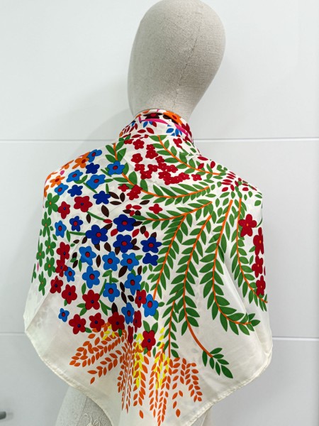 PAÑUELO FLORECILLAS TONOS ROJOS Y VERDES 2