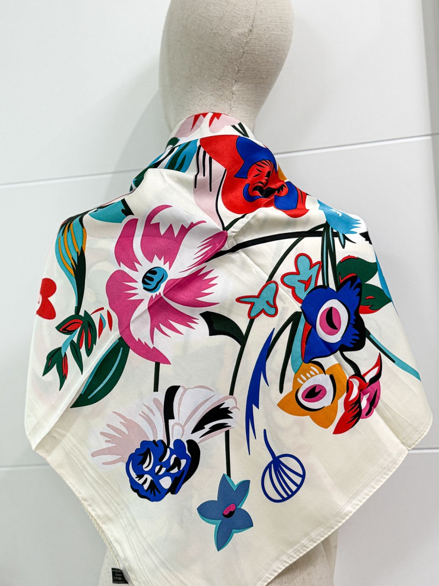 PAÑOLETA FLORES TONOS AZULONES