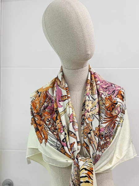 PAÑOLETA FLORES ROSAS Y BEIGE